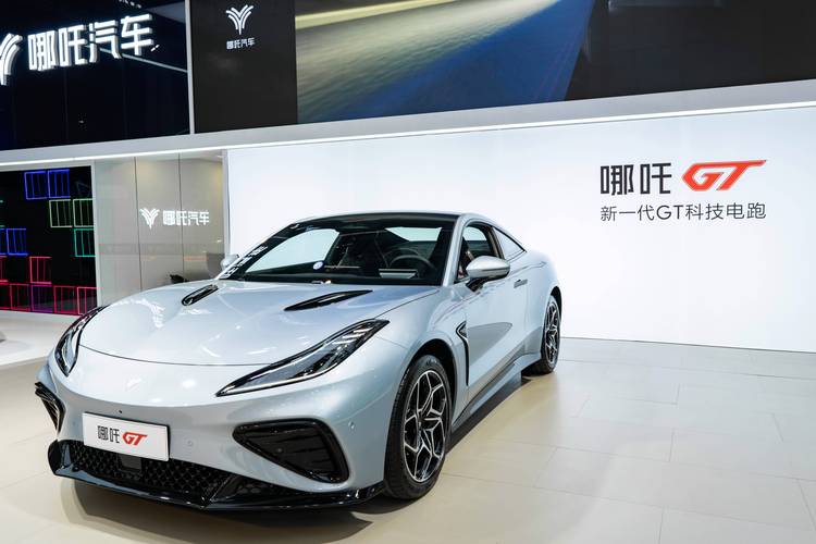 东莞323哪吒汽车在智能汽车领域的表现，领途汽车在新能源汽车市场中的影响力